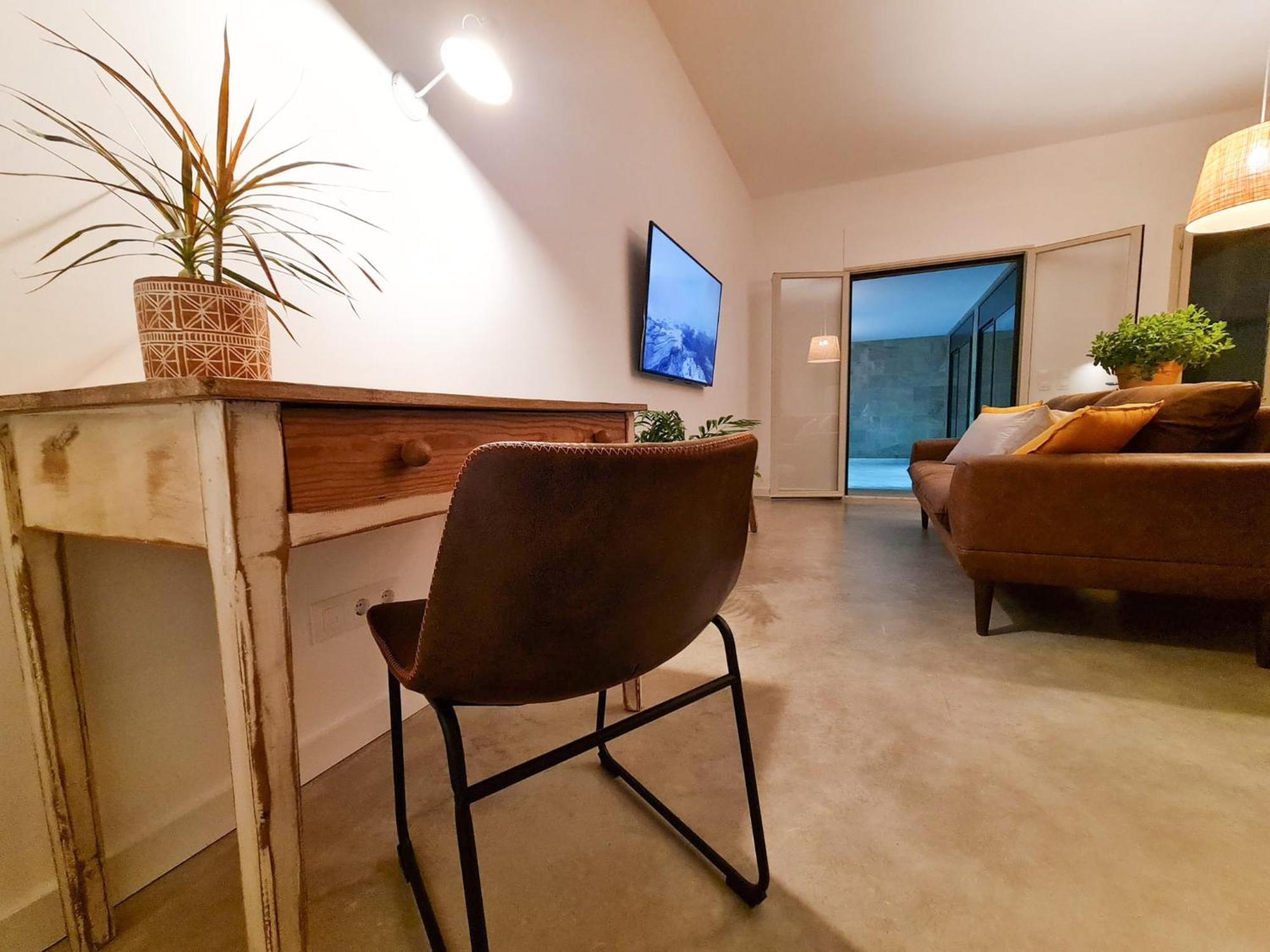 Loft Con Piscina Climatizada De Agua Salada Y Parking En El Centro De Figueres Appartement Figueres  Buitenkant foto