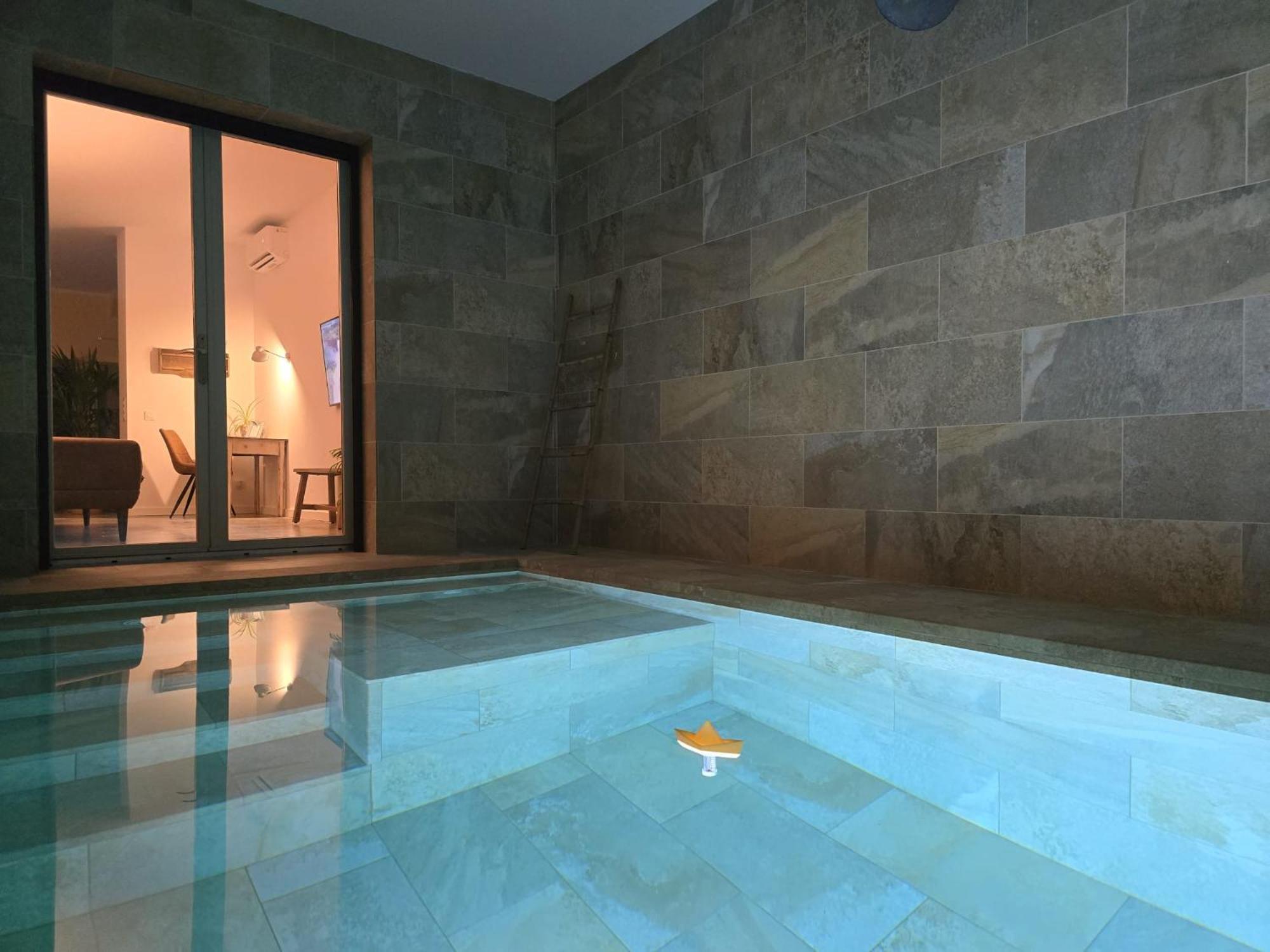 Loft Con Piscina Climatizada De Agua Salada Y Parking En El Centro De Figueres Appartement Figueres  Buitenkant foto